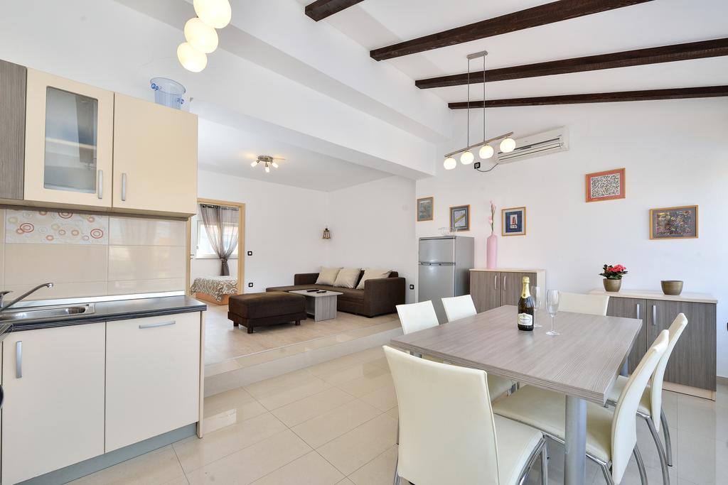 Apartments Nika & Karla Бибинє Екстер'єр фото